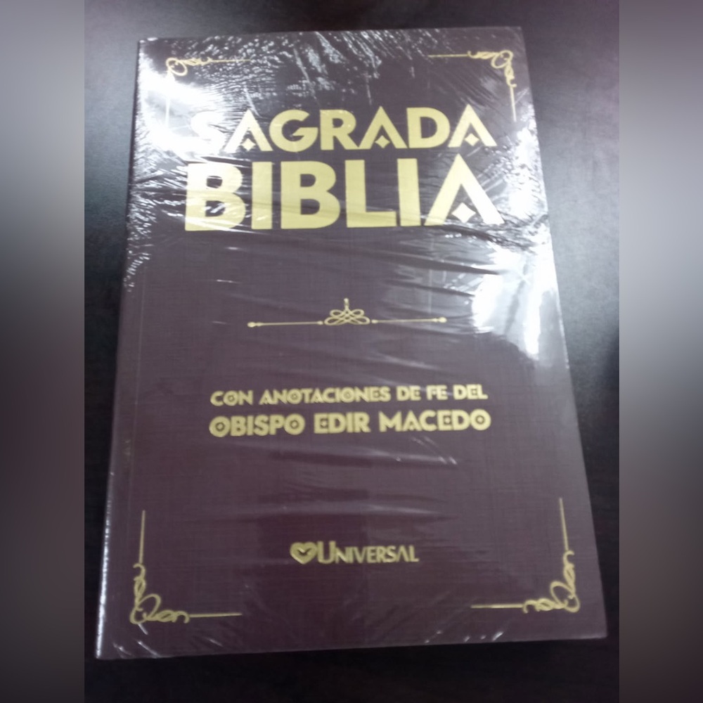 Universal Sagrada Biblia with Gold Accents
